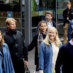 Haakon y Mette-Marit de Noruega, Ingrid Alexandra de Noruega, Sverre Magnus de Noruega y su novia en la boda de Marta Luisa de Noruega y Durek Verrett