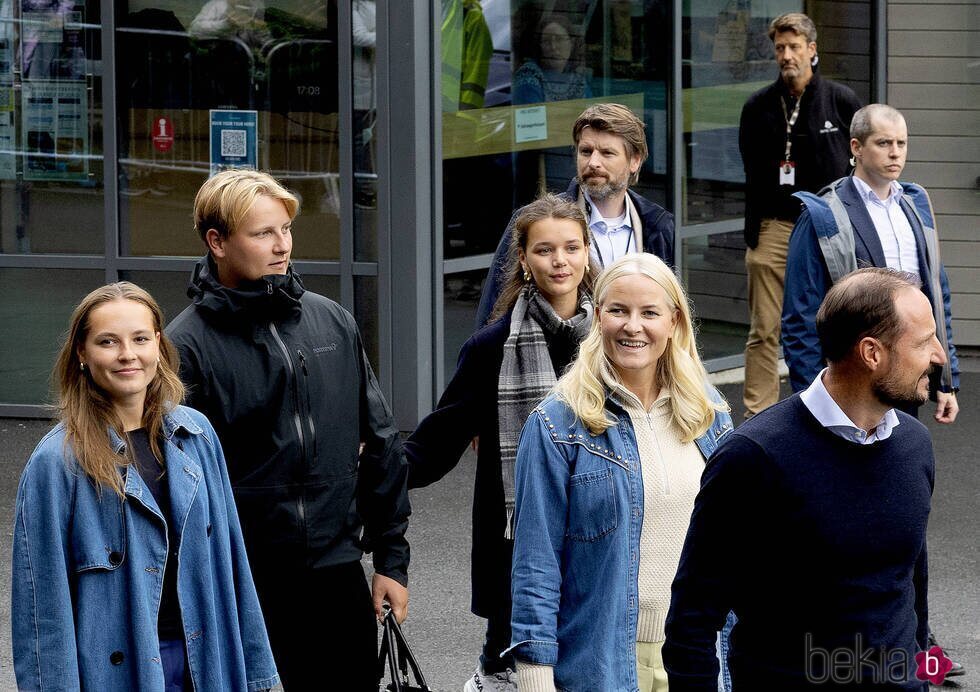 Haakon y Mette-Marit de Noruega, Ingrid Alexandra de Noruega, Sverre Magnus de Noruega y su novia en la boda de Marta Luisa de Noruega y Durek Verrett