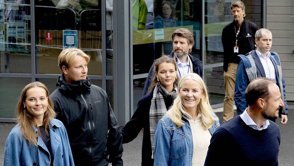 Haakon y Mette-Marit de Noruega, Ingrid Alexandra de Noruega, Sverre Magnus de Noruega y su novia en la boda de Marta Luisa de Noruega y Durek Verrett