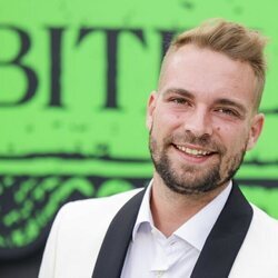 José María Almoguera, sonriente en la premiere de 'Bitelchús'