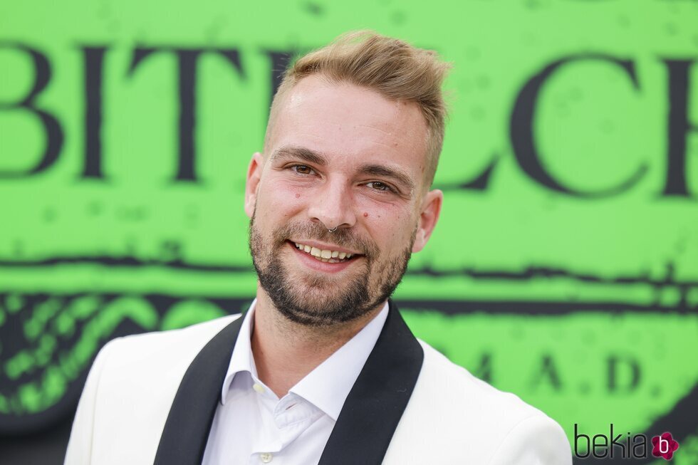 José María Almoguera, sonriente en la premiere de 'Bitelchús'