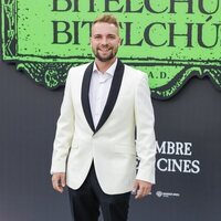 José María Almoguera posa por primera en un photocall en la premiere de 'Bitelchús'