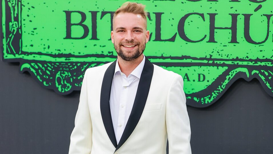 José María Almoguera posa por primera en un photocall en la premiere de 'Bitelchús'