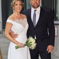 Kike Quintana y Cristina en su boda por lo civil en 2024