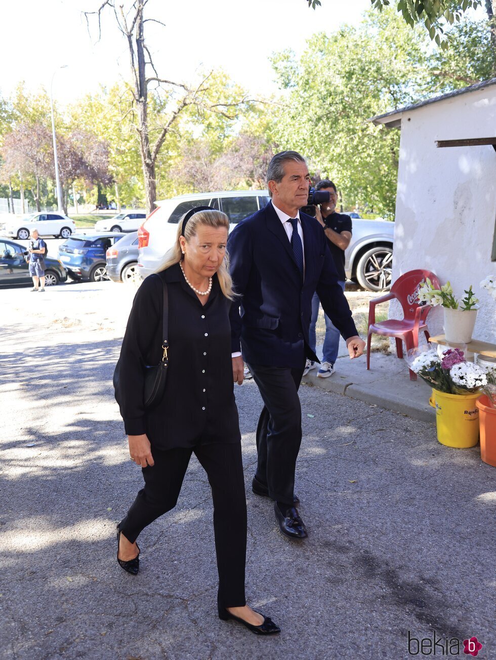 Cristina de Borbón-Dos Sicilias y Pedro López-Quesada en el entierro de Juan Gómez-Acebo