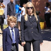 Nadia Halamandari y su hijo Nicolás Gómez-Acebo en el entierro de Juan Gómez-Acebo