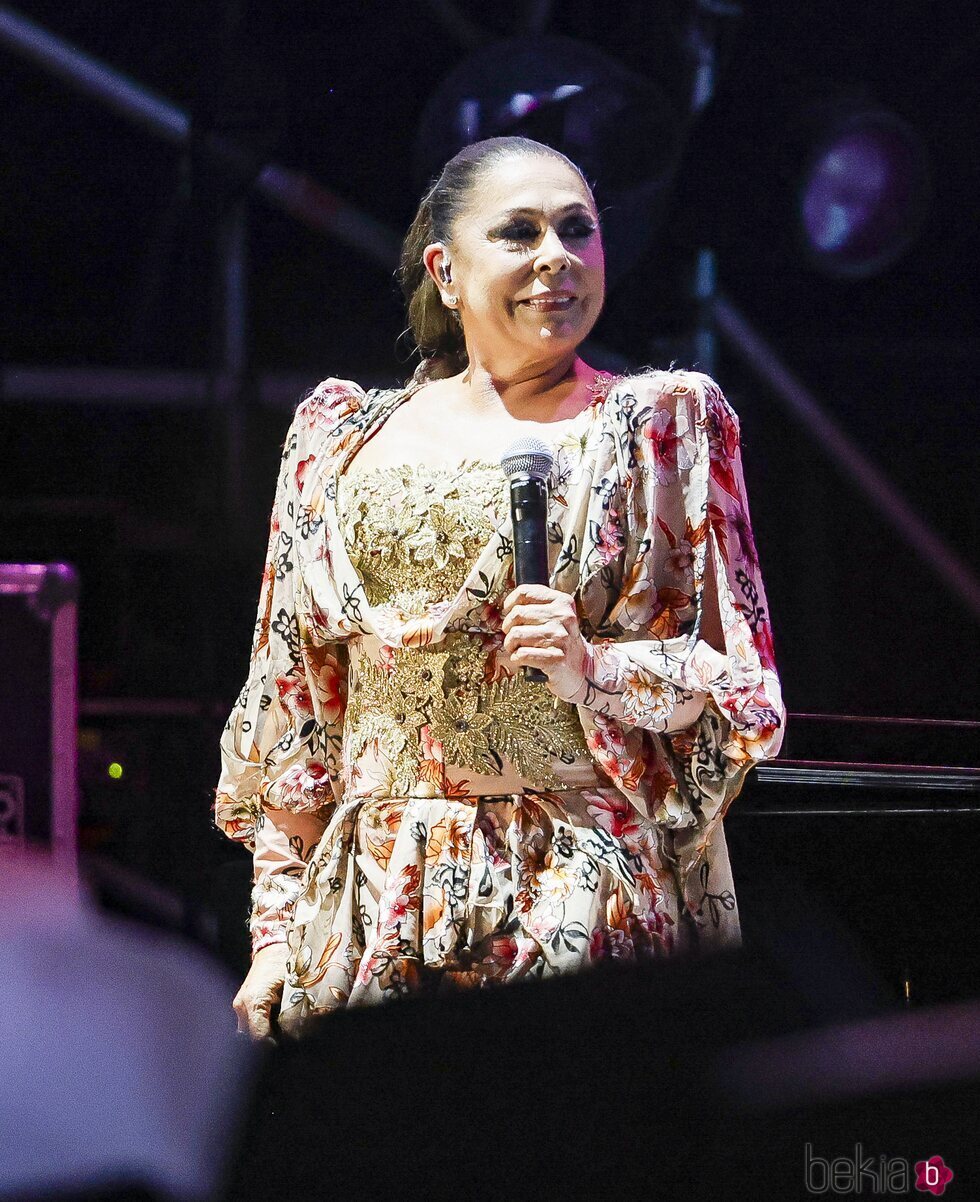 Isabel Pantoja mirando atenta en su concierto de Valencia