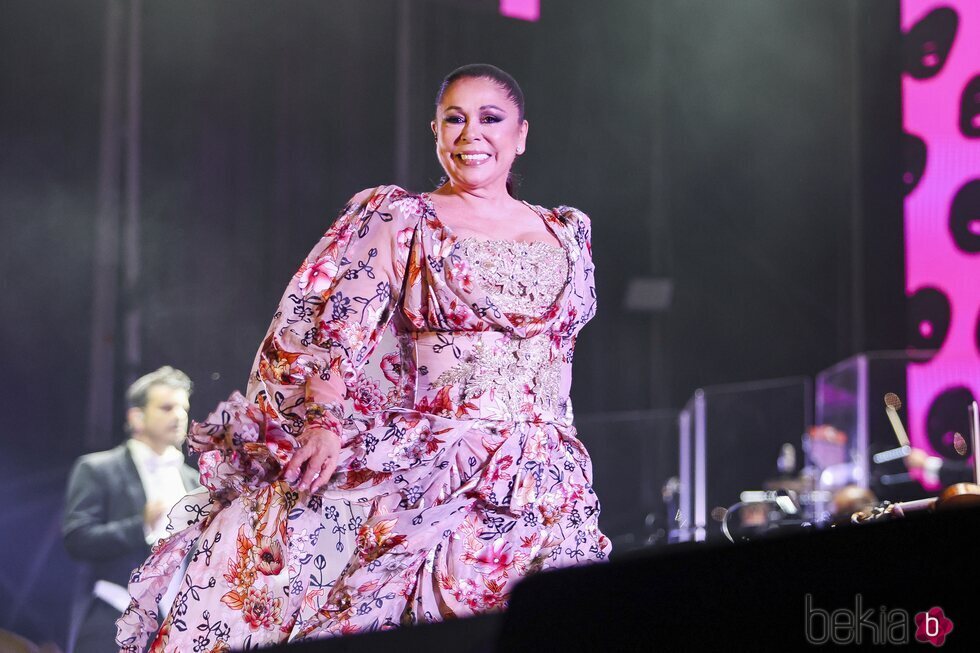 Una sonriente Isabel Pantoja en su concierto de Valencia