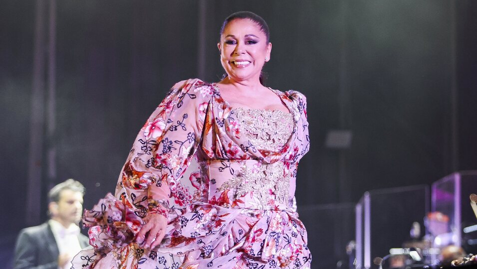 Una sonriente Isabel Pantoja en su concierto de Valencia