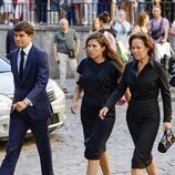 Beatriz Moreno y sus hijos Juan Urquijo y Teresa Urquijo en el funeral de Juan Gómez-Acebo