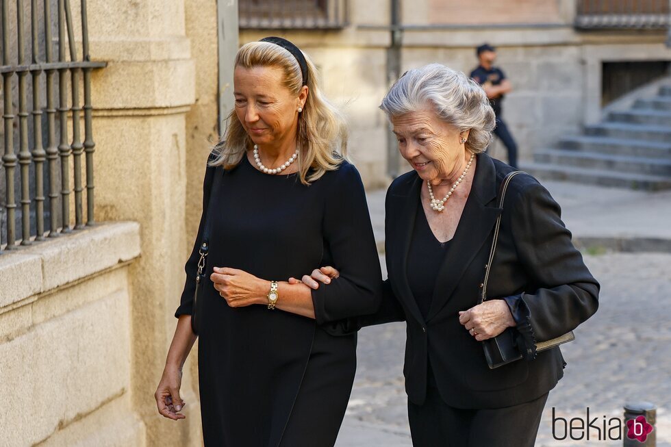 Ana de Orleans y Cristina de Borbón-Dos Sicilias en el funeral de Juan Gómez-Acebo