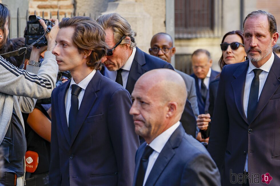 Pablo Fernández-Sastrón, Beltrán Gómez-Acebo, Bruno Gómez-Acebo y Bárbara Cano en el funeral de Juan Gómez-Acebo