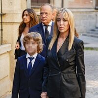 Nadia Halamandari y su hijo Nicolás Gómez-Acebo en el funeral de Juan Gómez-Acebo