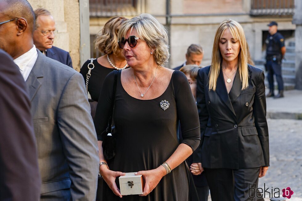 Simoneta Gómez-Acebo y Nadia Halamandari en el funeral de Juan Gómez-Acebo