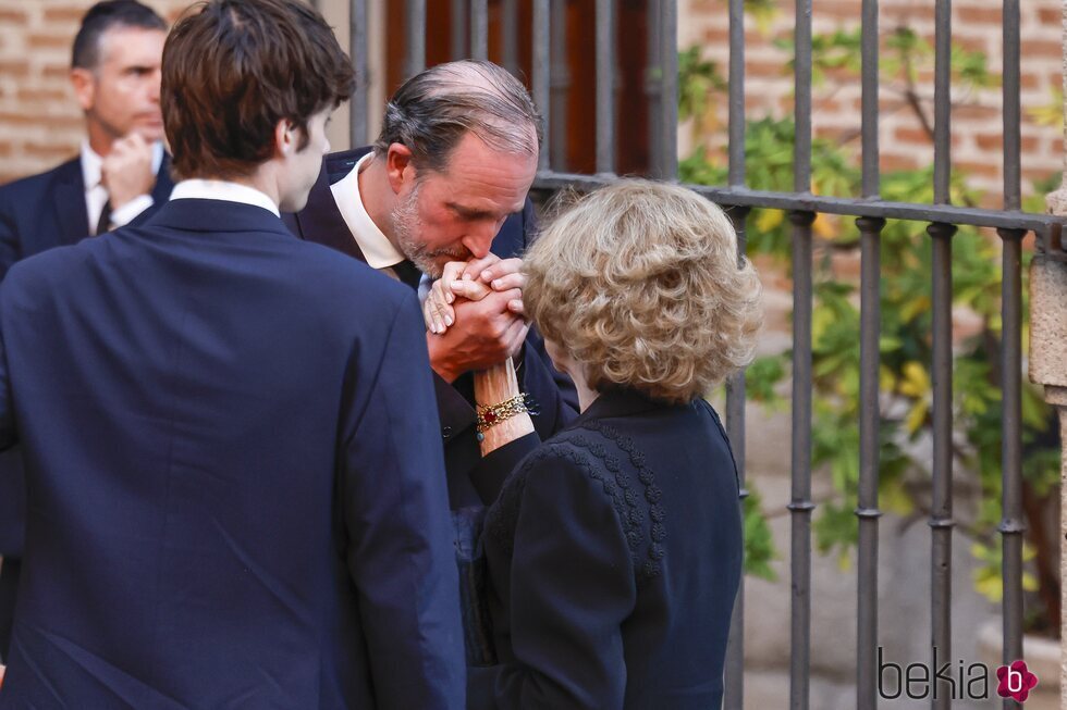 Bruno Gómez-Acebo saluda a la Reina Sofía en el funeral de Juan Gómez-Acebo