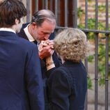 Bruno Gómez-Acebo saluda a la Reina Sofía en el funeral de Juan Gómez-Acebo