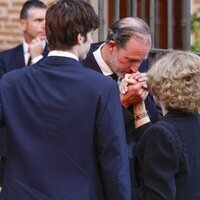 Bruno Gómez-Acebo saluda a la Reina Sofía en el funeral de Juan Gómez-Acebo