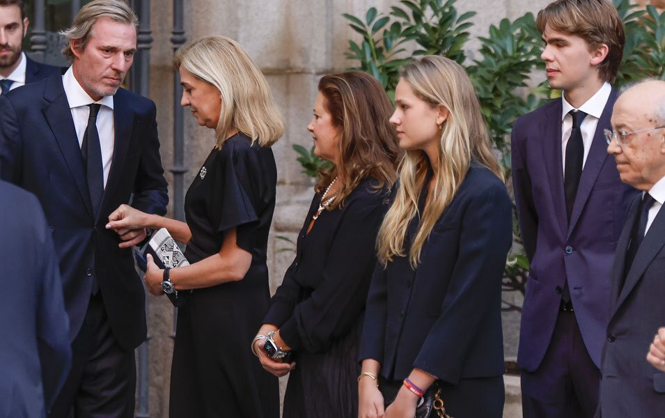 Beltrán Gómez-Acebo, la Infanta Cristina, Alexia de Grecia, Irene Urdangarin y Miguel Urdangarin en el funeral de Juan Gómez-Acebo