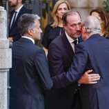 El Rey Juan Carlos y Bruno Gómez-Acebo se saludan en el funeral de Juan Gómez-Acebo