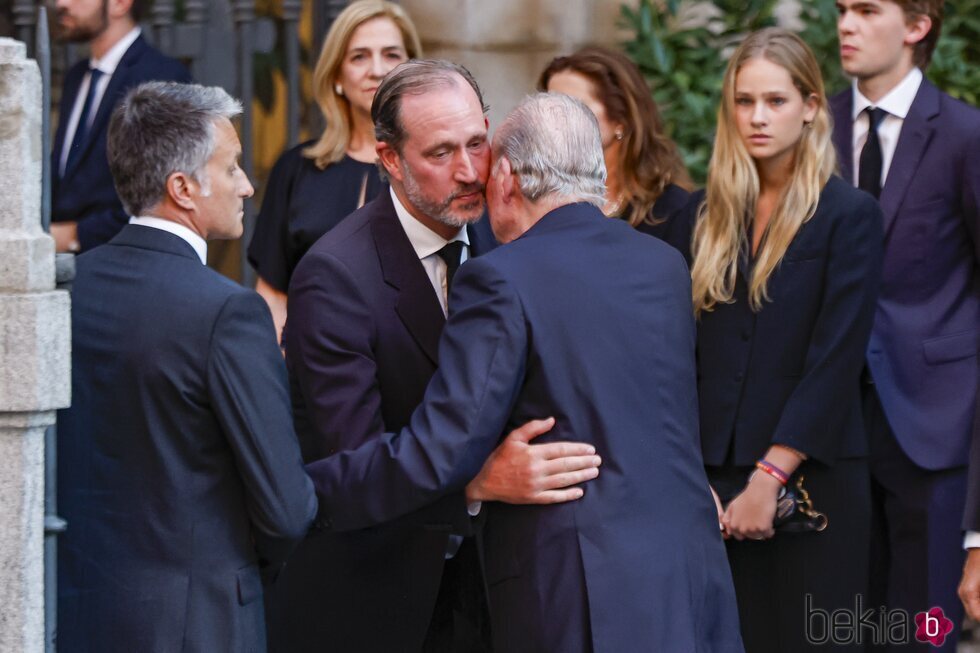 El Rey Juan Carlos y Bruno Gómez-Acebo se saludan en el funeral de Juan Gómez-Acebo