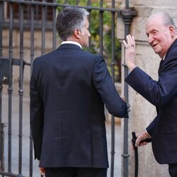 El Rey Juan Carlos saludando en el funeral de Juan Gómez-Acebo