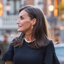 La Reina Letizia con el collar de perlas de Isabel II en el funeral de Juan Gómez-Acebo