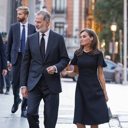 La Reina Letizia coge del brazo al Rey Felipe VI en el funeral de Juan Gómez-Acebo