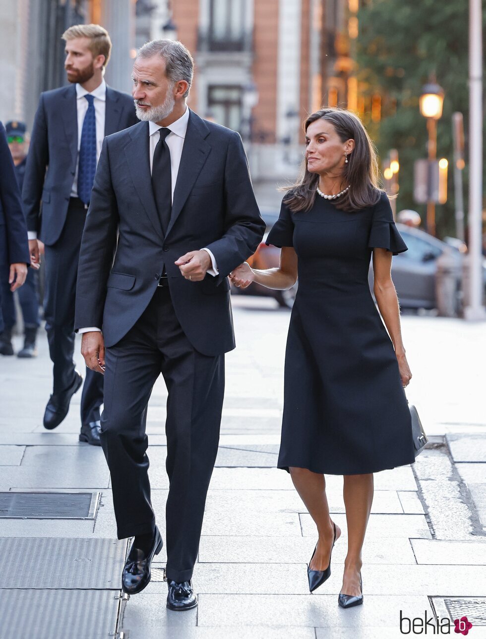 La Reina Letizia coge del brazo al Rey Felipe VI en el funeral de Juan Gómez-Acebo