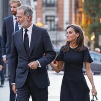 Los Reyes Felipe y Letizia cogidos del brazo en el funeral de Juan Gómez-Acebo