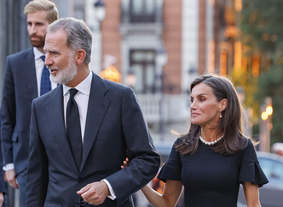 Los Reyes Felipe y Letizia cogidos del brazo en el funeral de Juan Gómez-Acebo