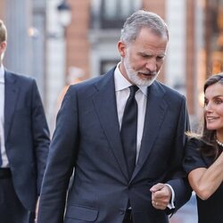 Los Reyes Felipe y Letizia, muy cómplices en el funeral de Juan Gómez-Acebo