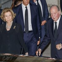 Los Reyes Juan Carlos y Sofía en el funeral de Juan Gómez-Acebo