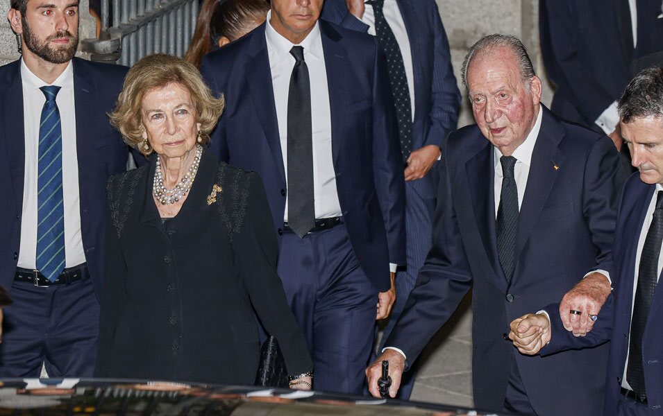 Los Reyes Juan Carlos y Sofía en el funeral de Juan Gómez-Acebo