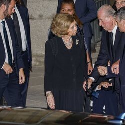 Los Reyes Juan Carlos y Sofía hablando en el funeral de Juan Gómez-Acebo