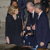 Los Reyes Juan Carlos y Sofía hablando en el funeral de Juan Gómez-Acebo