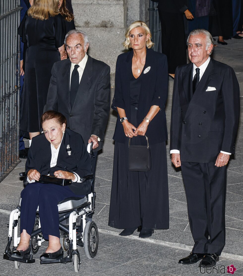 La Infanta Margarita y Carlos Zurita y su hija María Zurita en el funeral de Juan Gómez-Acebo