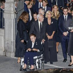 Alexia de Grecia, la Infanta Margarita y Carlos Zurita, María Zurita, Froilán, la Infanta Cristina y sus hijos Miguel e Irene Urdangarin en el funeral de J