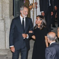 Los Reyes Felipe y Letizia, cogidos del brazo a la salida del funeral de Juan Gómez-Acebo