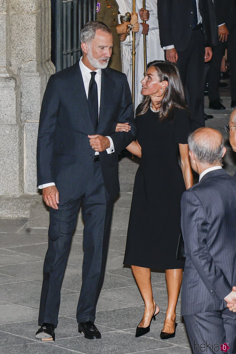 Los Reyes Felipe y Letizia, cogidos del brazo a la salida del funeral de Juan Gómez-Acebo