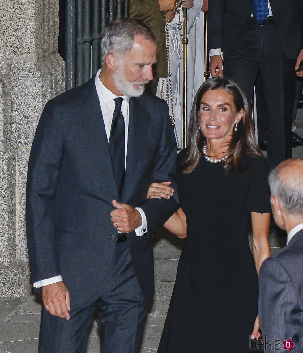 Los Reyes Felipe y Letizia a la salida del funeral de Juan Gómez-Acebo