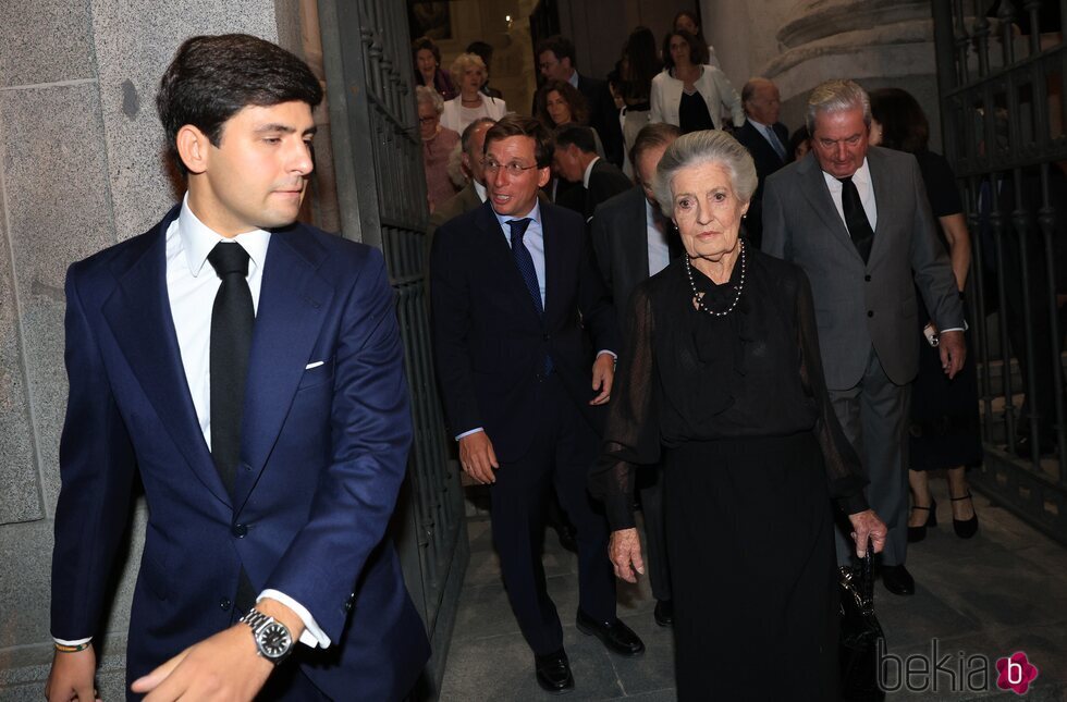 Juan Urquijo, José Luis Martínez-Almeida y los Marqueses de Laserna en la misa funeral de Alejandro Fernández de Araoz