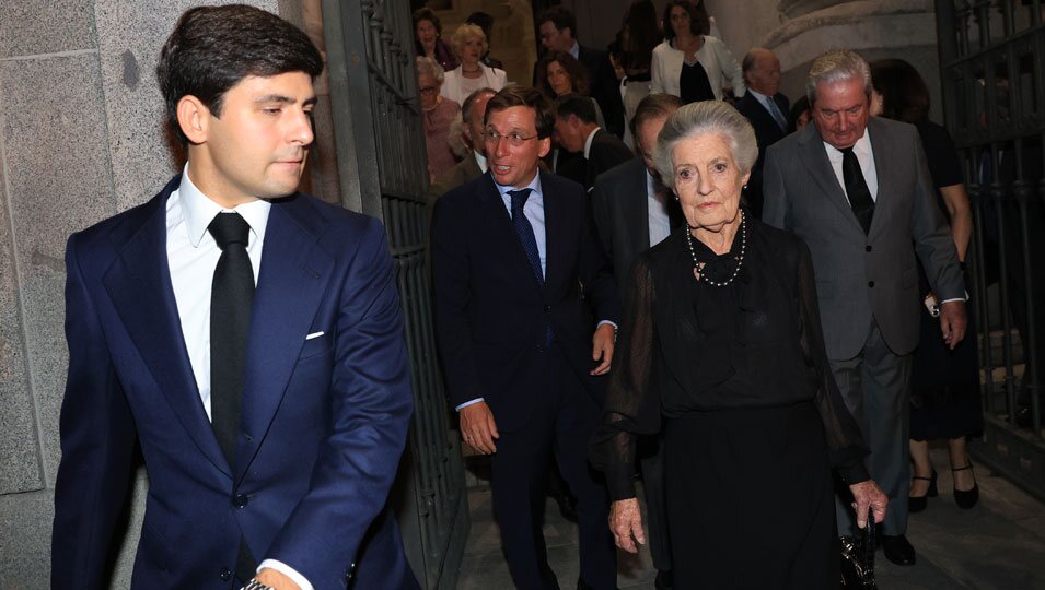 Juan Urquijo, José Luis Martínez-Almeida y los Marqueses de Laserna en la misa funeral de Alejandro Fernández de Araoz