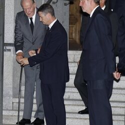 El Rey Juan Carlos y Bruno Gómez-Acebo en el funeral de Alejandro Fernández de Araoz