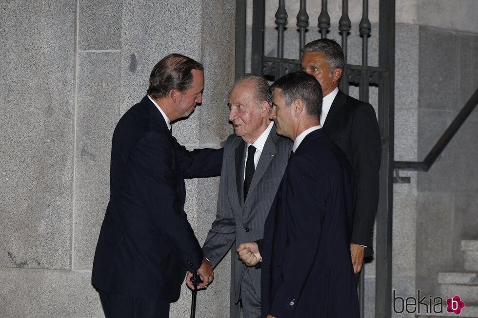 Bruno Gómez-Acebo, muy atento con el Rey Juan Carlos en el funeral de Alejandro Fernández de Araoz