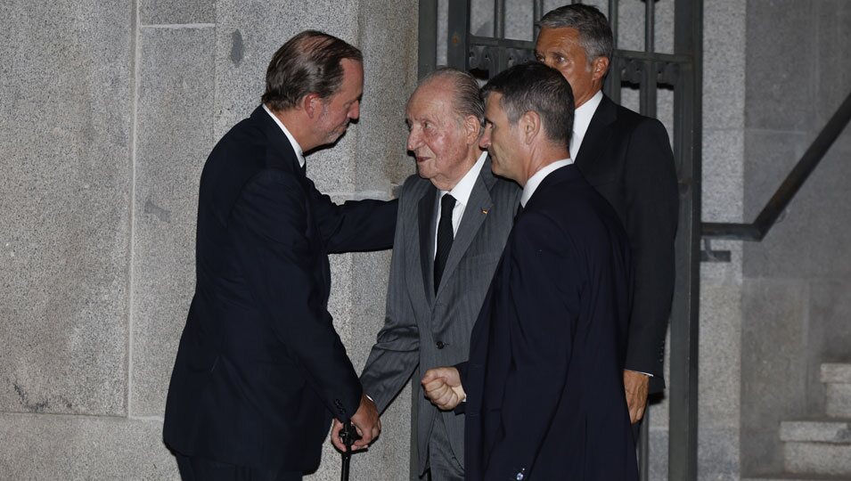 Bruno Gómez-Acebo, muy atento con el Rey Juan Carlos en el funeral de Alejandro Fernández de Araoz