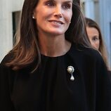 La Reina Letizia con el broche de la Reina María Cristina en la misa funeral de Alejandro Fernández de Araoz 