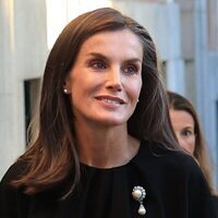 La Reina Letizia con el broche de la Reina María Cristina en la misa funeral de Alejandro Fernández de Araoz 