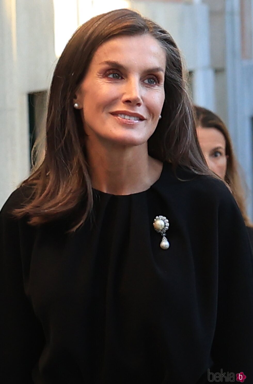 La Reina Letizia con el broche de la Reina María Cristina en la misa funeral de Alejandro Fernández de Araoz 