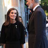 La Reina Letizia sonríe al Rey Felipe VI en la misa funeral de Alejandro Fernández de Araoz