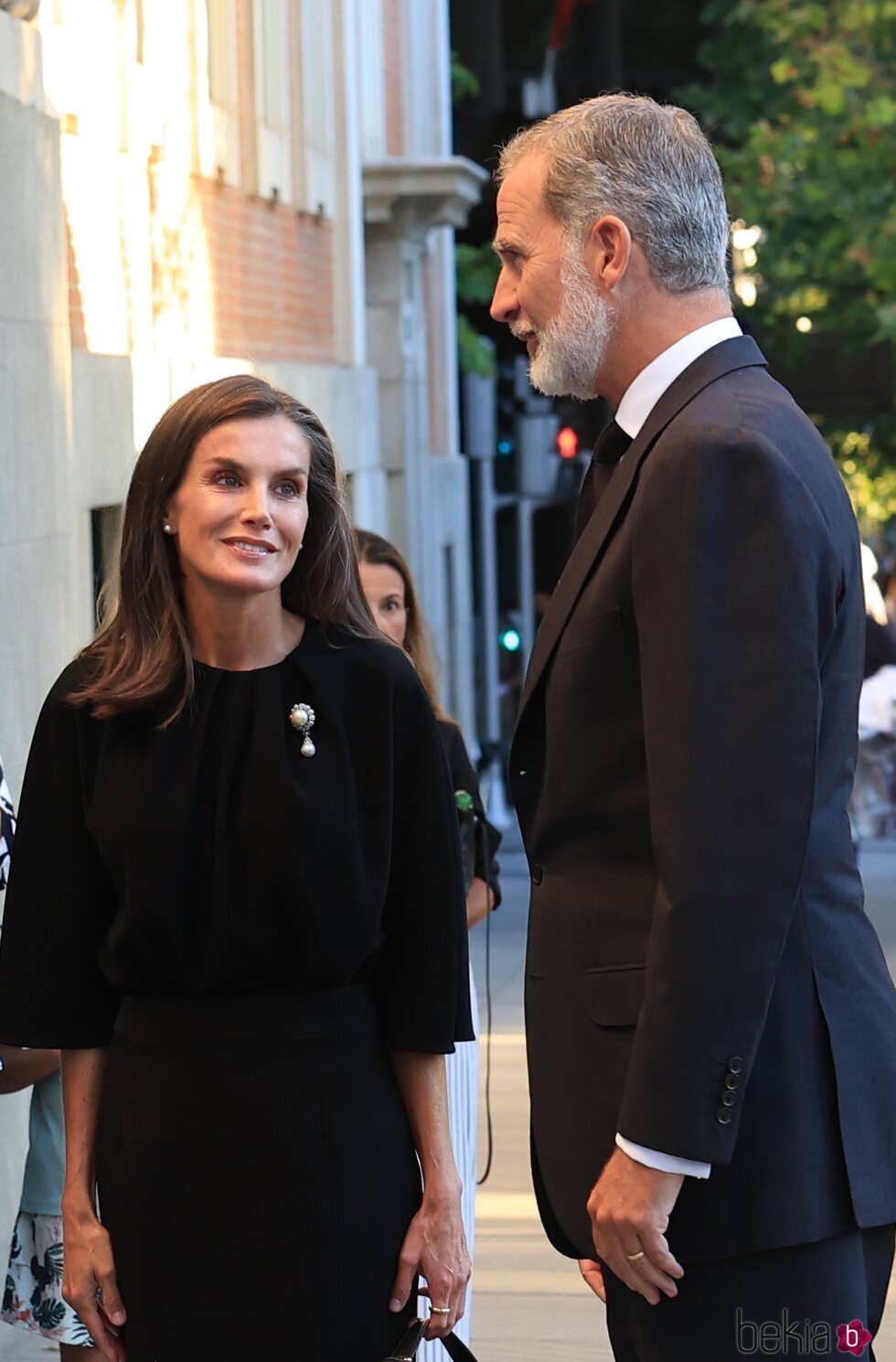 La Reina Letizia sonríe al Rey Felipe VI en la misa funeral de Alejandro Fernández de Araoz